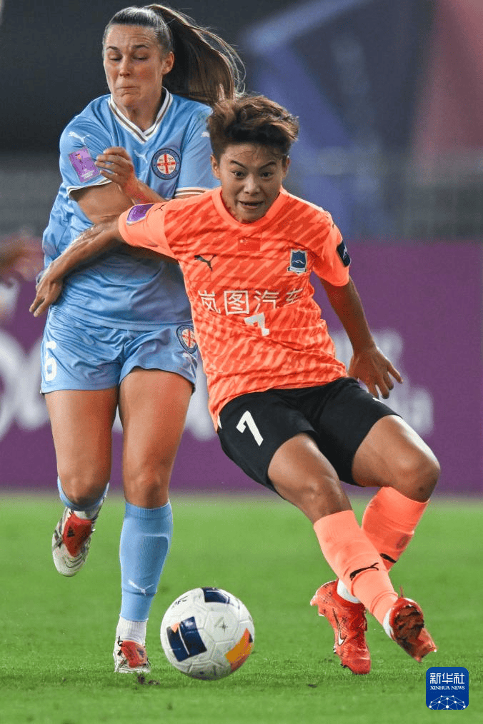 国内足球队在亚冠赛场上奋力拼搏