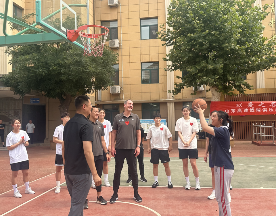 一名篮球队员因发挥优异而受到社会关注