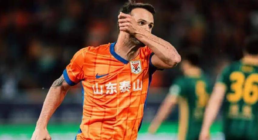 青年球员崭露头角，追逐荣耀梦想