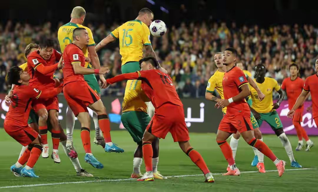 快节奏足球比赛呈现劲爆场面